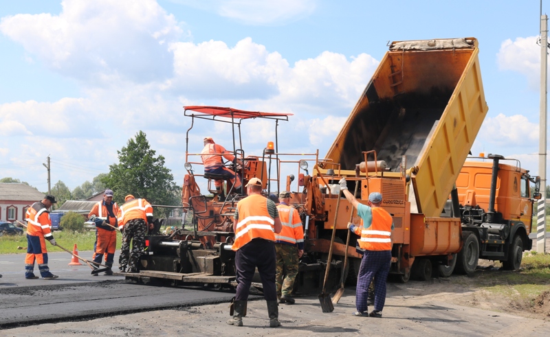 В брянской Красной Горе продолжается ремонт дороги областного значения