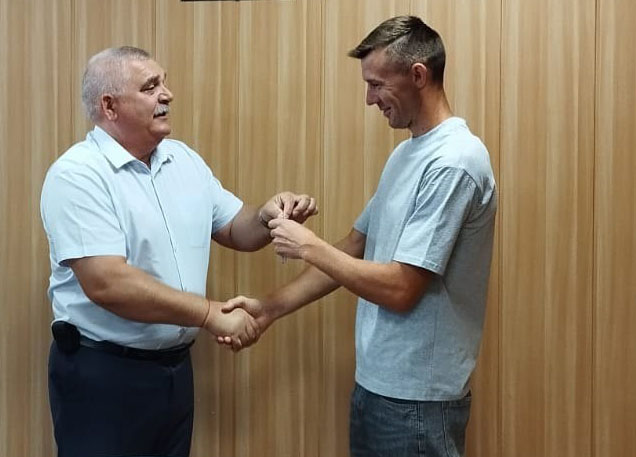 В брянской Красной Горе ребёнку-сироте вручили ключи от квартиры