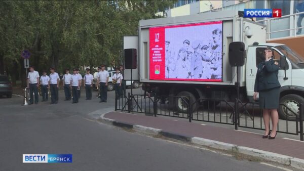 В Брянске поздравляют ветеранов концертами у дома