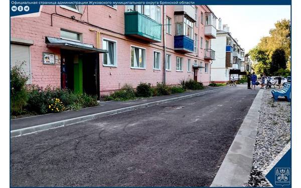 В брянской Жуковке обновили 10 дворов