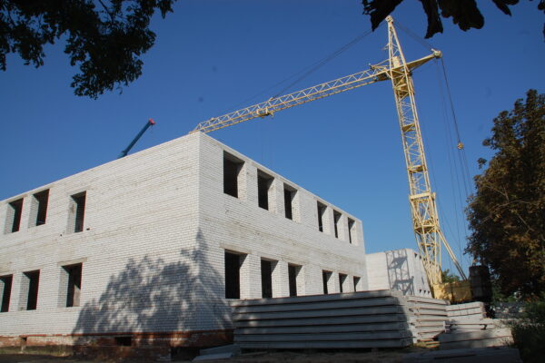 В Сураже Брянской области продолжается возведение пристройки к школе №1