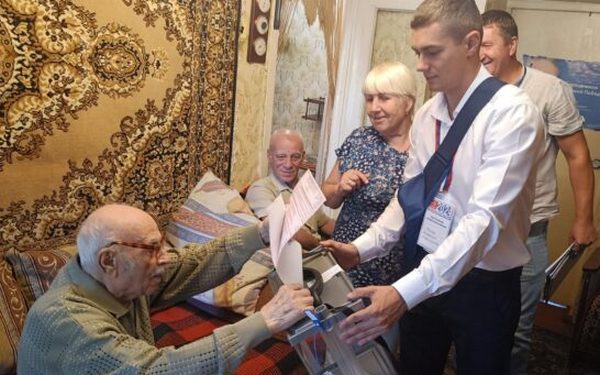 99-летний участник и Ветеран Великой Отечественной войны из брянского Новозыбкова проголосовал на выборах