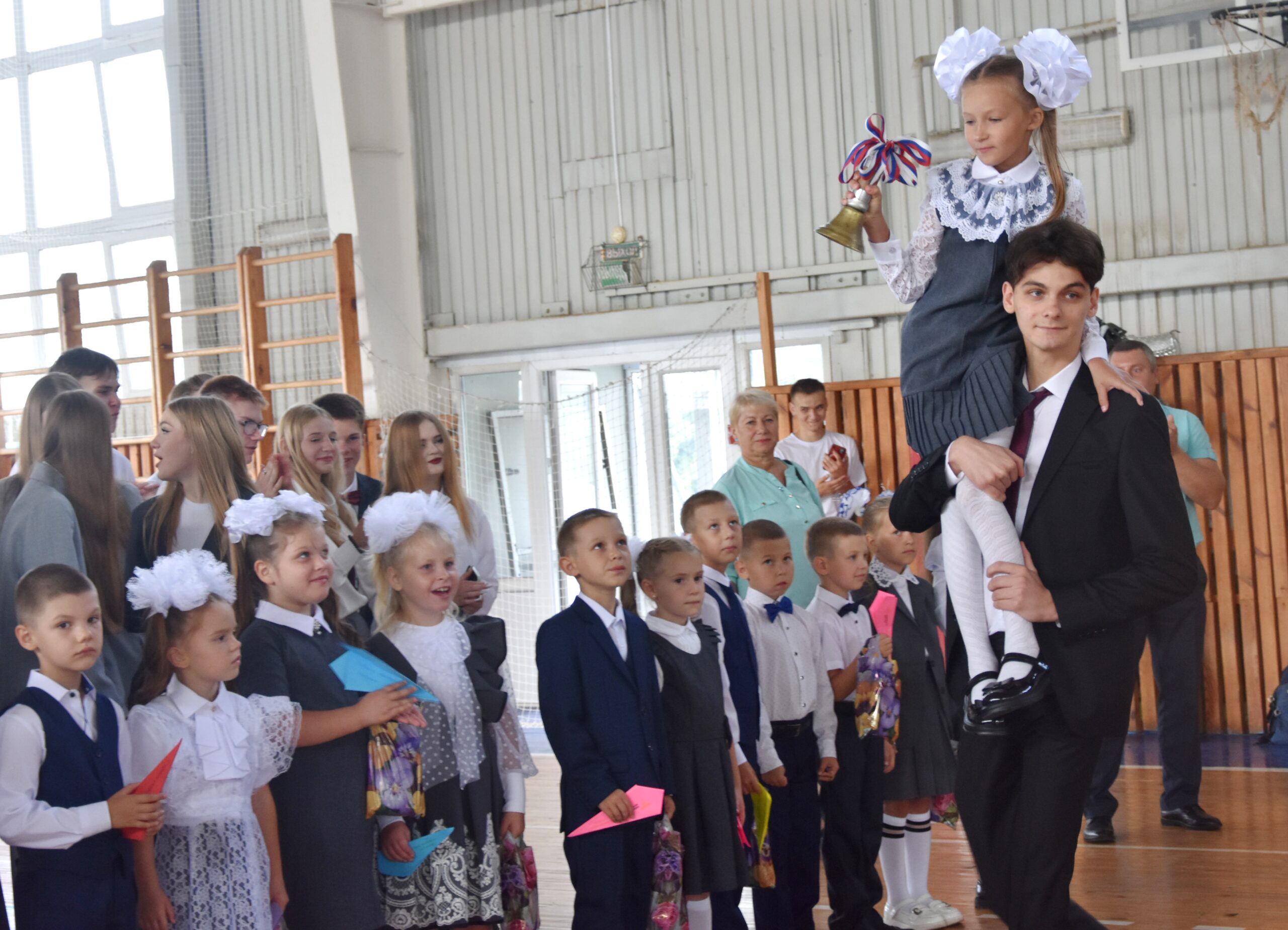 Школьные торжества по случаю первого звонка прошли в Красногорском районе Брянщины