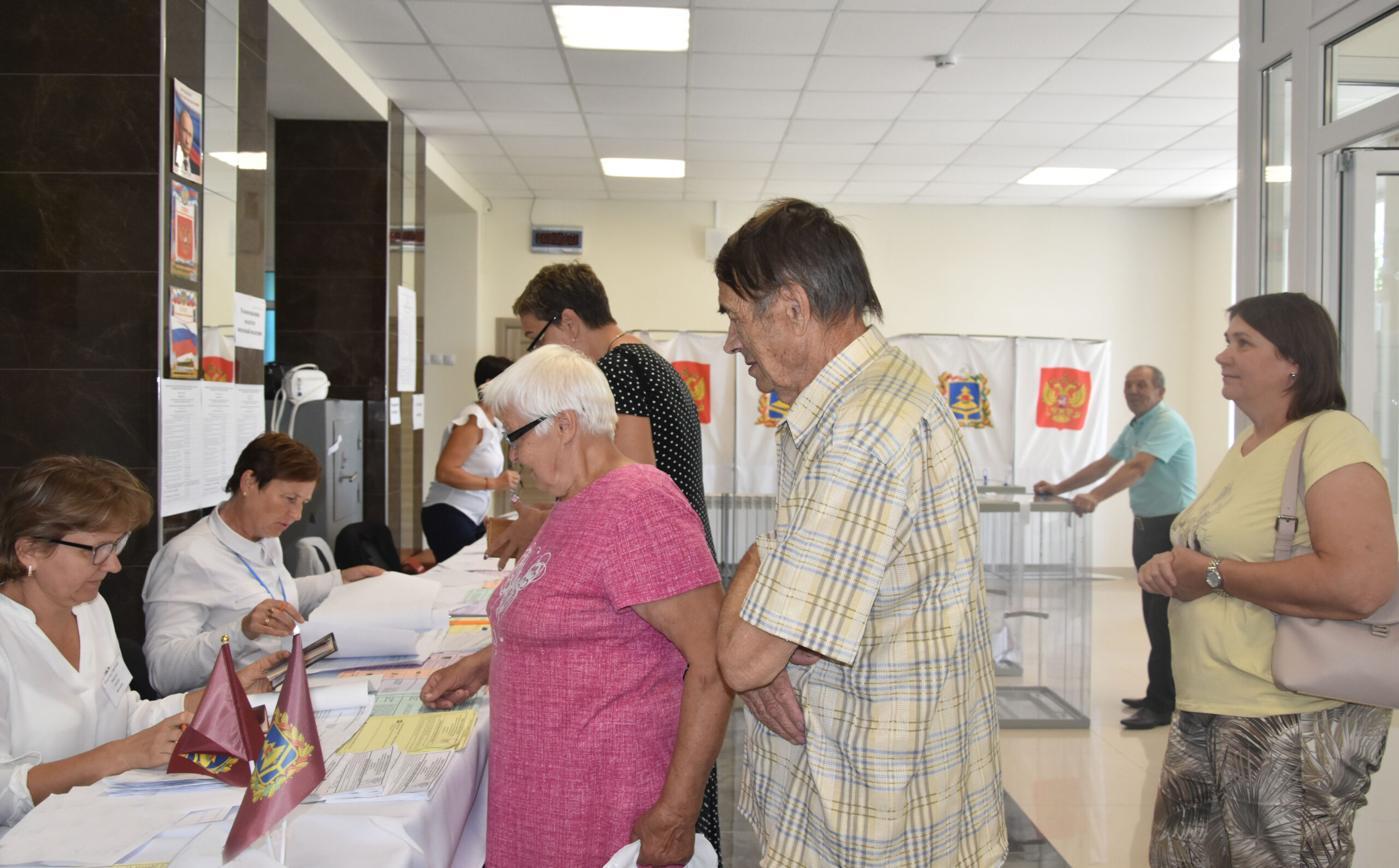 В основной день голосования красногорцы продолжают идти на избирательные участки