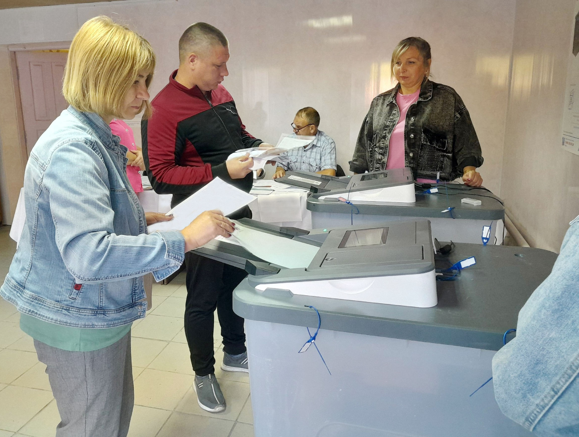 Жители брянской Красногорщины приходят на избирательные участки