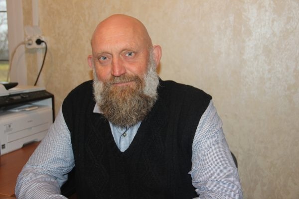 Владимир Михайлович Сычёв, глава Лотаковской сельской администрации Красногорского района Брянщины, считает, что российские военнослужащие в зоне СВО бьются с объединившимся против нас врагом за наше будущее, за право жить в стране с традиционными ценностями