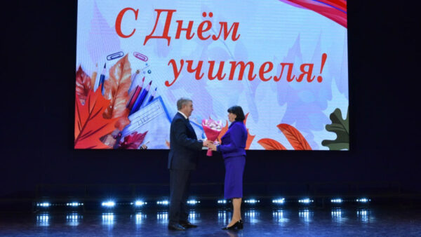 Глава Брянщины Богомаз предложил увеличить количество присвоений почетного звания учителям до десяти в год