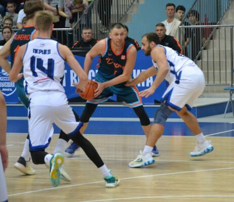 Брянская баскетбольная команда «Десна» с победы начала сезон в Высшей лиге