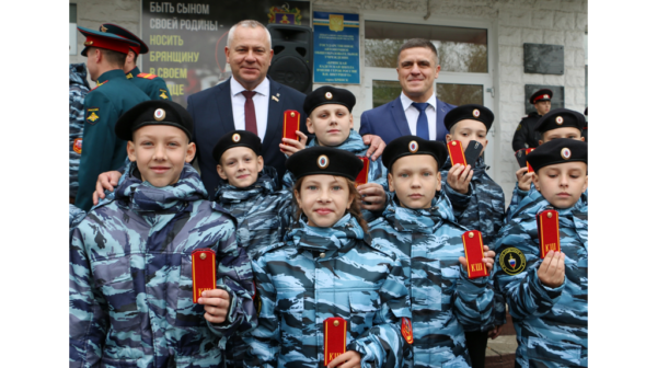 Спикер парламента брянского региона поздравил воспитанников школы им. Шкурного с посвящением в кадеты