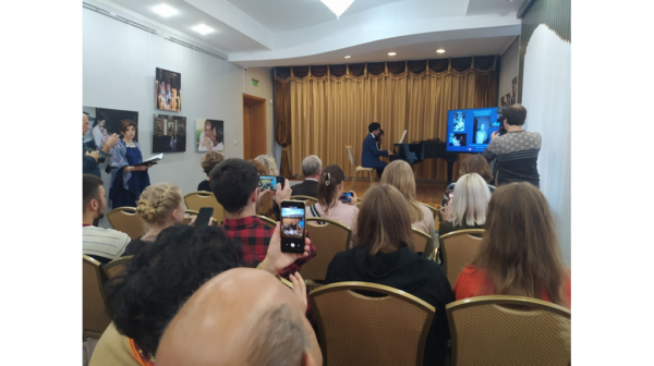 В Брянске  работает фотовыставка «Нежность материнства»