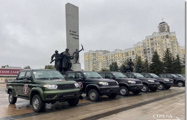 На площади Партизан в торжественной обстановке вручили ключи от автомобилей подразделению «БАРС-Брянск»