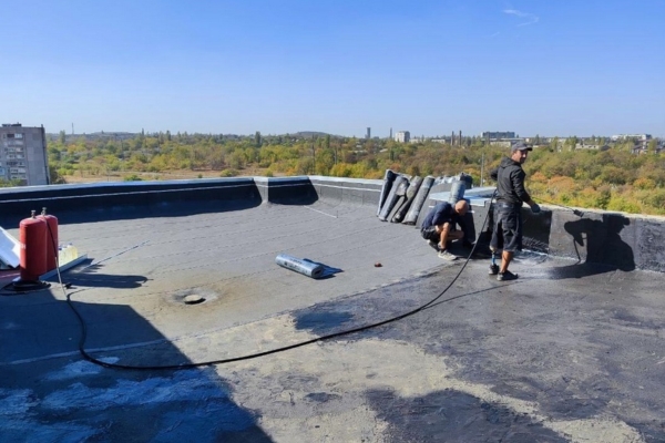 Специалисты из брянского региона ремонтируют кровли в густонаселенных районах луганской Брянки