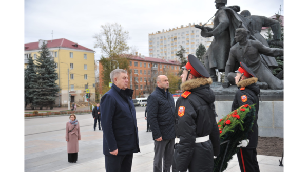Посол Республики Беларусь Рогожник и глава Брянщины Богомаз возложили цветы к Вечному огню
