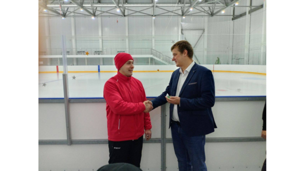 Тренеру по хоккею из брянского Климова вручили ключи от квартиры