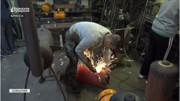 Брянская семья Дудиных изготавливает печки-буржуйки для бойцов на передовой