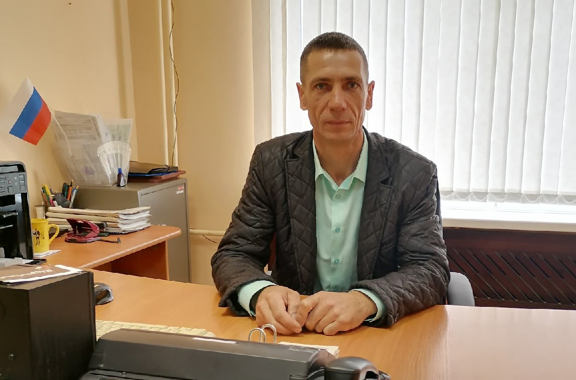 Василий Иванович Бондаренко, директор многофункционального центра оказания государственных и муниципальных услуг в Красногорском районе Брянщины, считает, что наши бойцы развивают наступление в Донбассе, отбрасывая противника на запад и выходя на новые рубежи