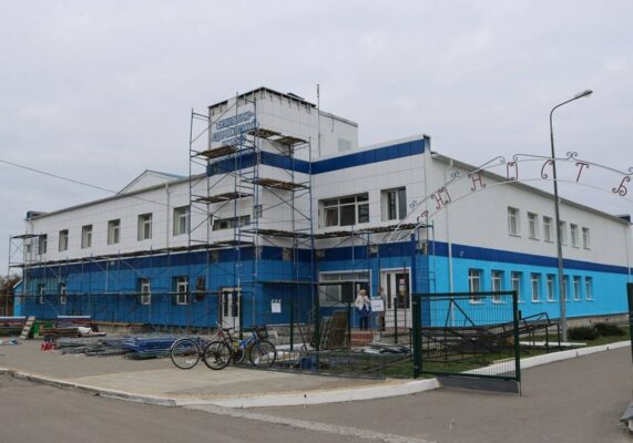 В Комаричах брянского региона обновляют фасад ФОКа