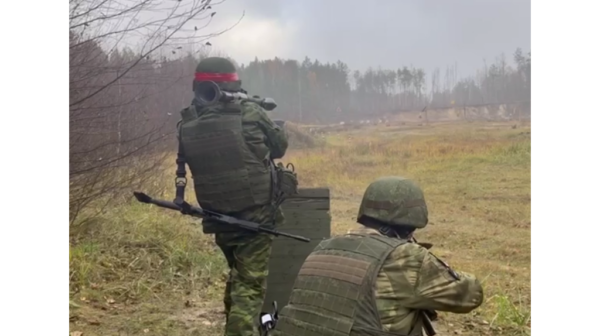 Новобранцев брянского отряда «БАРС» обучают пользоваться разными видами вооружений