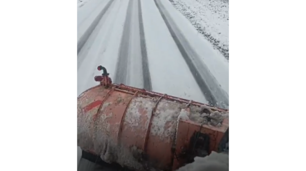 В брянском регионе дорожники расчищают автотрассы от снега