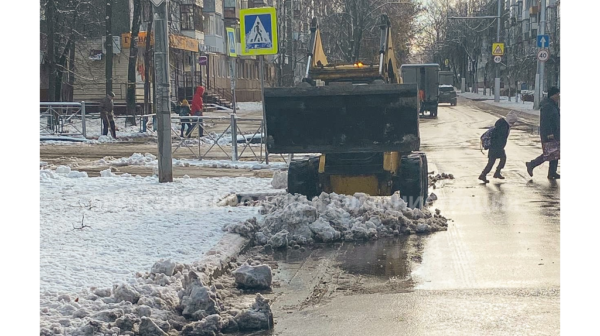 Снег с улиц Брянска вывозят 12 самосвалов