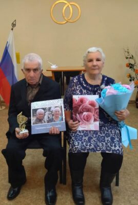 В г. Унече брянского региона супругов Киевых поздравили с 50-летием супружеской жизни