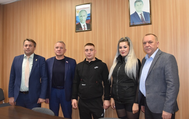 В брянской Красной Горе вручили ключи от квартиры