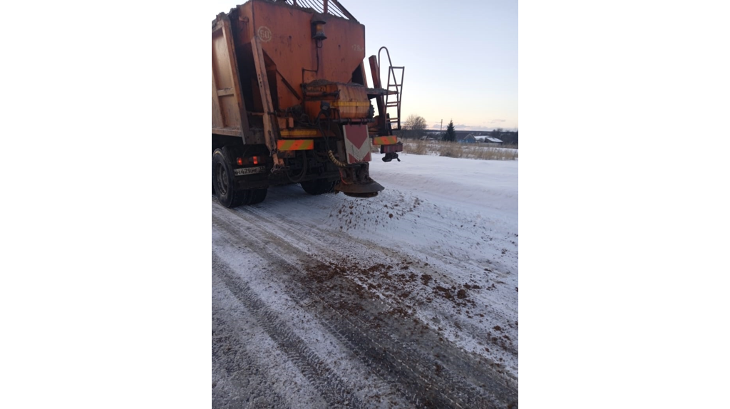 На Брянщине проводится очистка и обработка дорог от снега