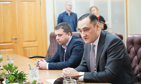 Губернатор Александр Богомаз провёл встречу с генеральным директором ООО «Строительно-дорожные машины» Константином Николаевым