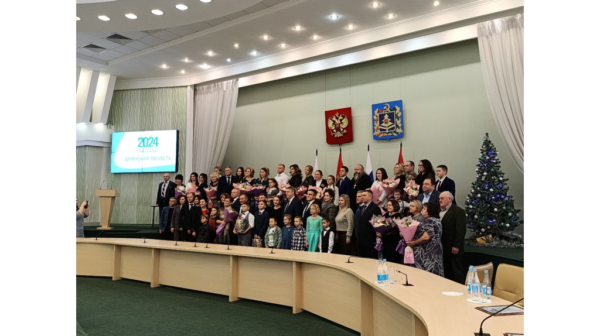 Глава Брянщины Александр Богомаз вручил семье Ляпченковых диплом победителя конкурса «Семья года 2024»