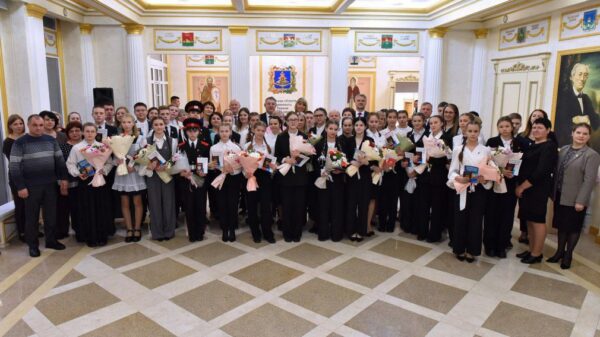 В Брянске в торжественной обстановке вручили паспорта юным жителям области