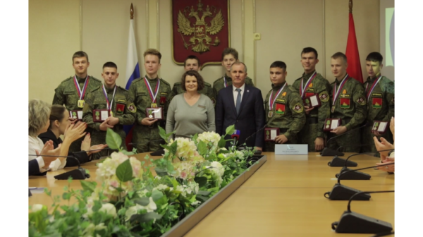 В Брянске в торжественной обстановке наградили победителей патриотической игры «Наша сила в единстве!»