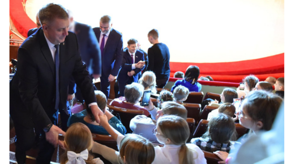 Глава региона Александр Богомаз поздравил брянских детей с наступающим Новым годом