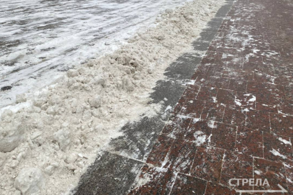 Во всех районах Брянска продолжается уборка автодорог от снега