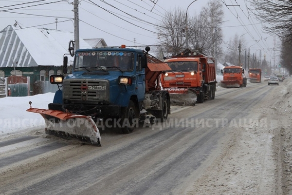 В понедельник вечером дороги Брянска очищают от снега и посыпают реагентами 23 КДМ