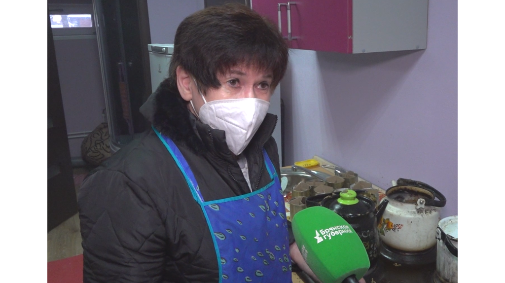 Пенсионерка из брянской Хацуни дома изготавливает блиндажные свечи для бойцов спецоперации