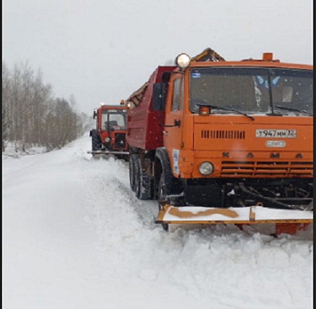На Брянщине продолжают очищать региональные и межмуниципальные дороги от снега