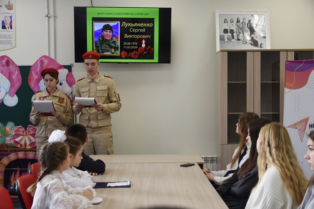 В брянской Красной Горе прошла встреча учащихся школы с матерью погибшего воина Сергея Лукьяненко