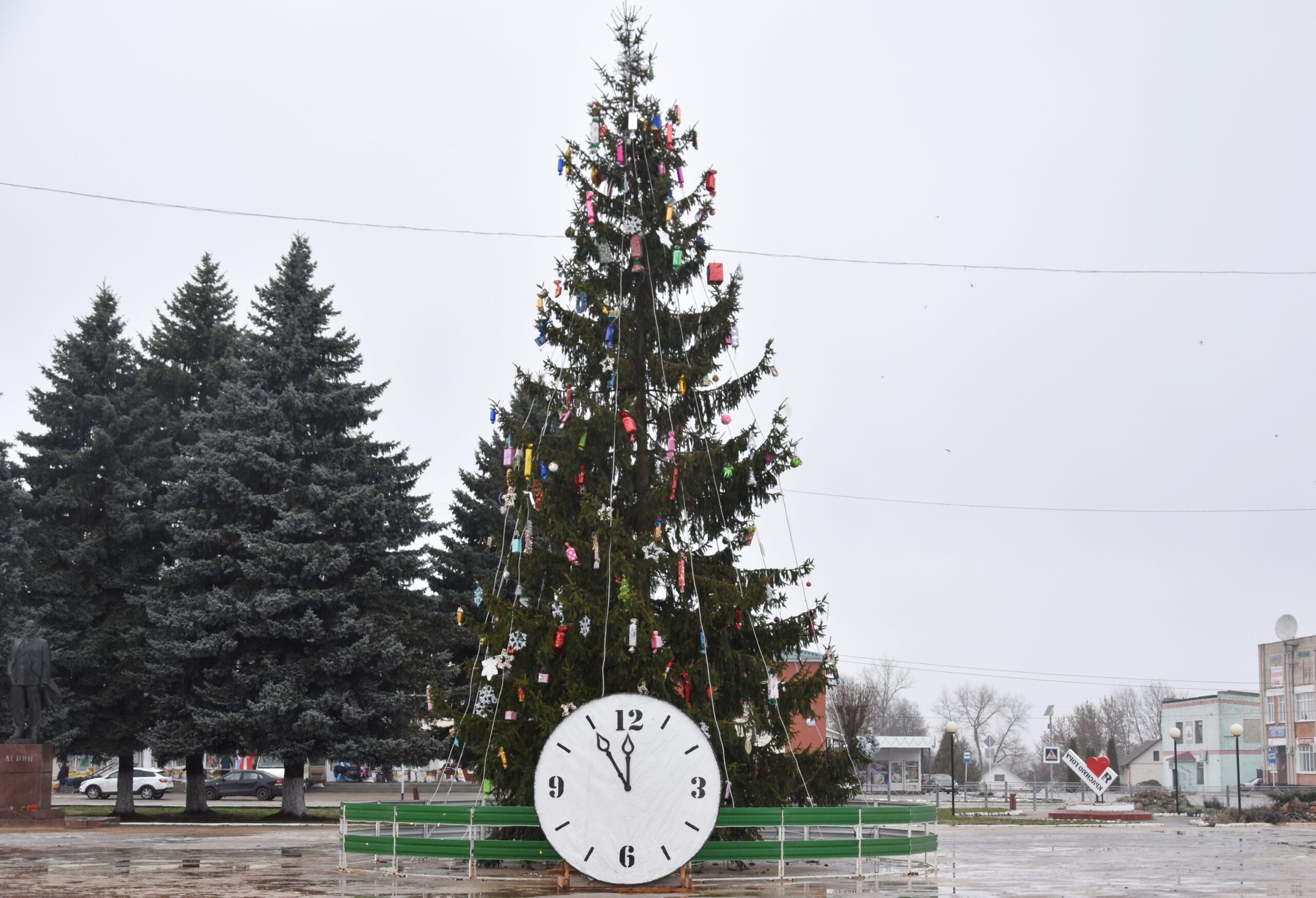 В брянской Красной Горе главная ёлка района создаёт праздничную атмосферу