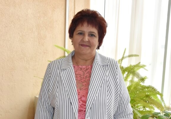 Надежда Васильевна Шлома, директор Увельской основной общеобразовательной школы Красногорского района Брянщины, считает, что  защита России  является долгом и обязанностью каждого её гражданина