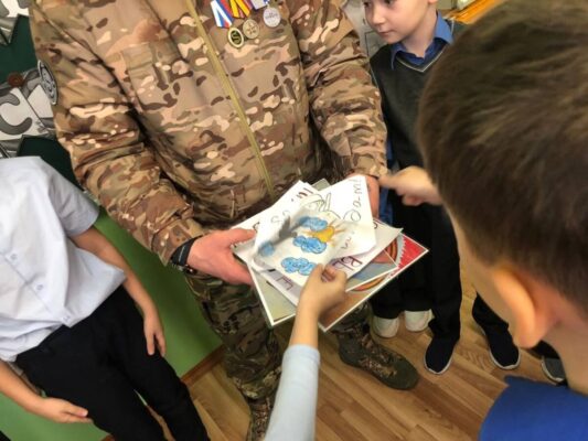 В Стародубе Брянской области состоялась встреча участника СВО со школьниками