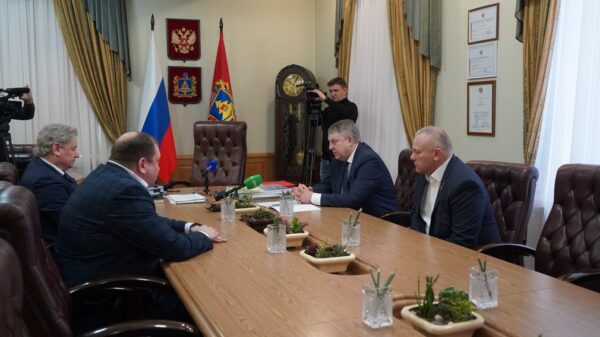 Глава региона Александр Богомаз встретился с новым главным тренером брянского «Динамо» Андреем Канчельскисом