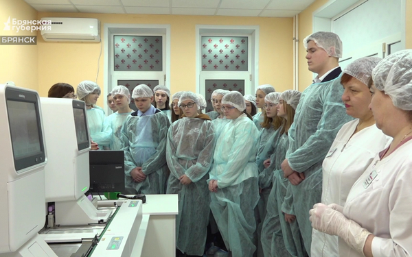 Поликлиника № 1 Брянска проводит экскурсии для школьников по профориентации