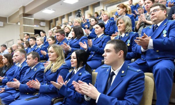 Глава региона Александр Богомаз вручил награды сотрудникам брянской прокуратуры