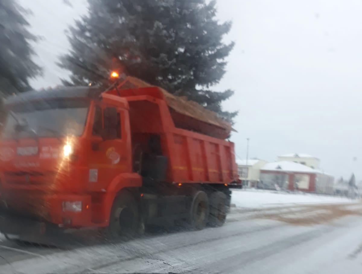 В Красногорском районе Брянщины выполняют посыпку дорог