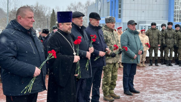 В Брянске у мемориала «Круговая оборона» почтили память воинов-интернационалистов