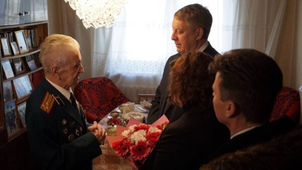 Глава Брянщины Александр Богомаз вручил юбилейную медаль Борису Шапошникову