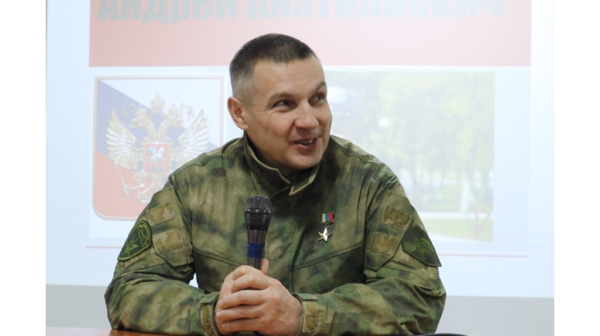 В Брянске будущие железнодорожники встретились с Героем РФ Андреем Фроленковым