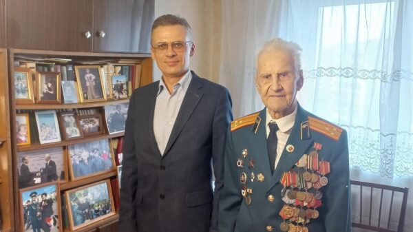 В Брянске поздравили участника Сталинградской битвы Бориса Шапошникова