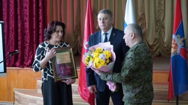 Глава Брянщины Александр Богомаз передал орден Мужества героя Сергея Шапкина его матери