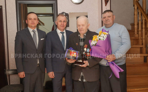 Глава Брянской горадминистрации Александр Макаров поздравил ветерана Валентина Козельцева с 98-летием